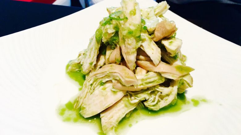【一周一学 第三期】葱油·鸡 绿色版本,葱油不用太多 三四汤勺把 再抓适量的姜葱蒜 一点盐 拌成酱料 这都是看大家个人喜欢了 爱葱多加葱 爱蒜多加蒜 爱咋地咋地。鸡胸肉拿出来撕 葱花拌一点装饰用 我刚好有牛油果也是绿色不显眼 切丁了拌进去 在盆里一搅拌 上盘 放了牛油果记得拌的要轻一点不然吃的就是发霉的泥巴了