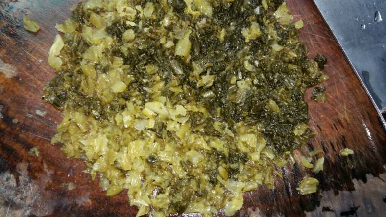 咸菜炒饭,咸菜尽量挑叶子部分,剁烂,香菇切小丁