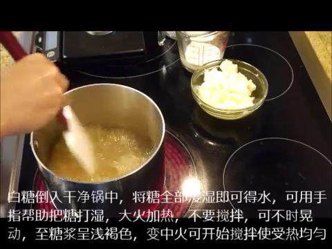 肉桂卷红豆卷part2红豆卷,<a style='color:red;display:inline-block;' href='/shicai/ 3729'>白糖</a>入锅打湿大火加热至糖浆呈浅褐色,改中火搅拌加热