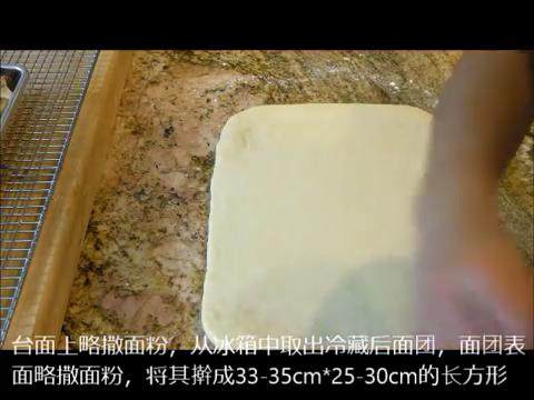 肉桂卷红豆卷part2红豆卷,冷藏的面团取出撒上面粉,擀成33-35cm*25-30cm的长方形