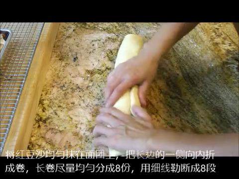 肉桂卷红豆卷part2红豆卷,红豆沙均匀抹在面团上,长边的一侧向内卷,尽量均匀细线分成8份