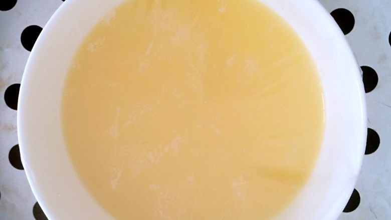 彩蔬蒸蛋,盖上保鲜膜,锅中水烧开后放入蒸蛋碗,8分钟左右蛋液凝固