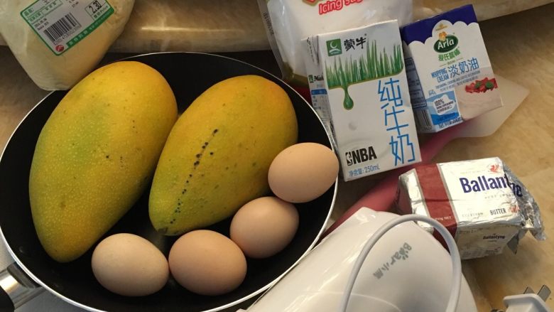 芒果千层,按照所需的材料一一准备,还有工具如:打蛋器、筛子、称等。