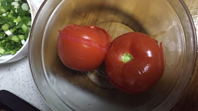 番茄香葱煎蛋,煮饭表面气裂开即可