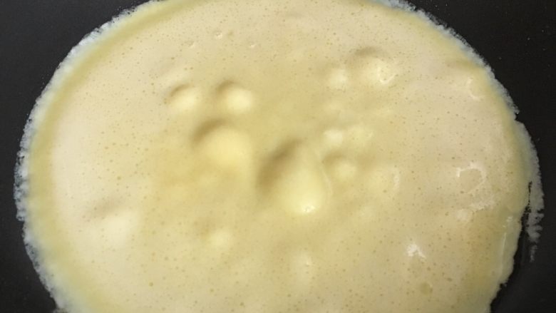 芒果千层,在平底锅中摊面皮,此锅是在宜家买的,摊出的尺寸跟平时盛菜用的盆子差不多大概20cm不到,自己吃的话也足够了。