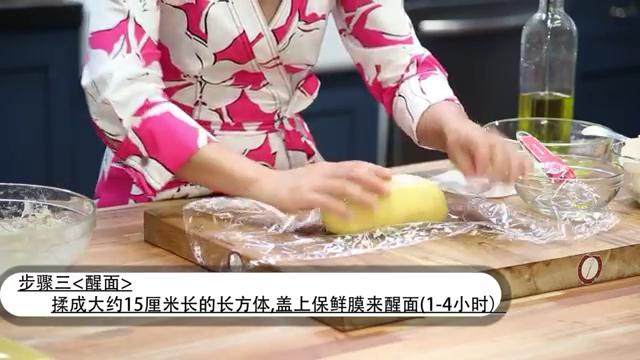 手擀意大利番茄肉丸面,面粉中打入2个<a style='color:red;display:inline-block;' href='/shicai/ 9'>鸡蛋</a>、6个<a style='color:red;display:inline-block;' href='/shicai/ 15'>蛋黄</a>，30ml<a style='color:red;display:inline-block;' href='/shicai/ 851'>橄榄油</a>，用叉子搅匀至抱团，用手和面至干粉不见，揉10分钟左右至面团光滑，覆保鲜膜醒面1-4小时