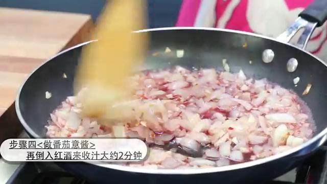 手擀意大利番茄肉丸面,炒出想起后加<a style='color:red;display:inline-block;' href='/shicai/ 13418'>红酒</a>，收汁2分钟左右