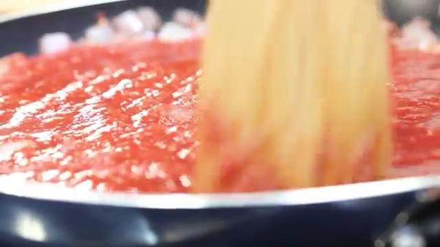手擀意大利番茄肉丸面,加番茄酱、<a style='color:red;display:inline-block;' href='/shicai/ 156925'>水</a>，搅匀，小火收汁1小时