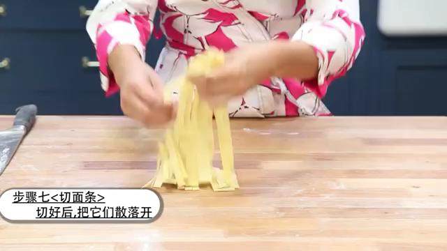 手擀意大利番茄肉丸面,面团6等分，每份擀成长50cm宽8cm的面片，晾15分钟。折叠后切成面条