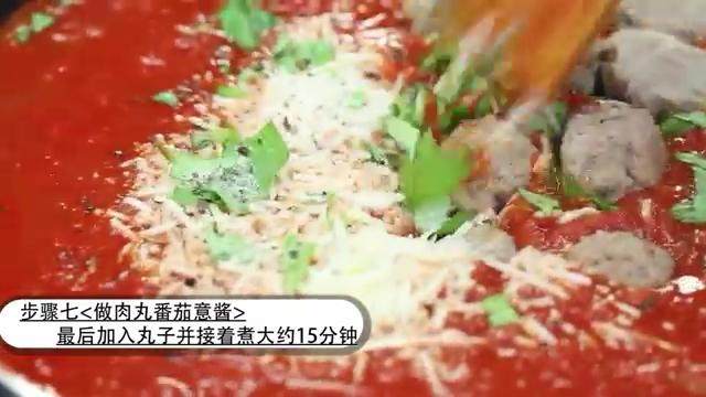 手擀意大利番茄肉丸面,酱汁收好后加<a style='color:red;display:inline-block;' href='/shicai/ 935'>芝士</a>、<a style='color:red;display:inline-block;' href='/shicai/ 3001'>罗勒</a>、盐、<a style='color:red;display:inline-block;' href='/shicai/ 134333'>黑胡椒</a>、<a style='color:red;display:inline-block;' href='/shicai/ 431'>肉丸</a>，煮15分钟