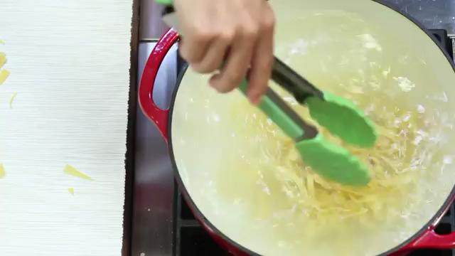 手擀意大利番茄肉丸面,烧开水，加盐，下面煮3分钟