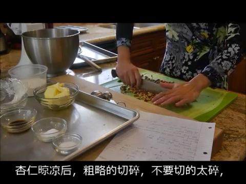 太妃 toffee杏仁糖,杏仁在预热175摄氏度的烤箱中烤10-15分钟,切碎过筛去皮,中间呈淡褐色