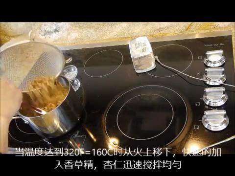 太妃 toffee杏仁糖,关火快速加入<a style='color:red;display:inline-block;' href='/shicai/ 780'>香草精</a>、杏仁,迅速搅拌均匀