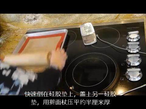 太妃 toffee杏仁糖,快速倒在硅胶垫上,盖上硅胶片,擀平均匀,约0.5cm厚