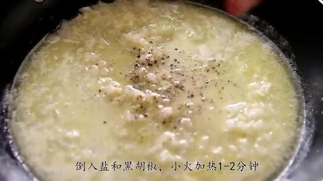 我们来做汉堡包吧（下集）,平底锅小火加热融化黄油，倒入洋葱和蒜、盐、<a style='color:red;display:inline-block;' href='/shicai/ 134333'>黑胡椒</a>，小火加热1-2分钟