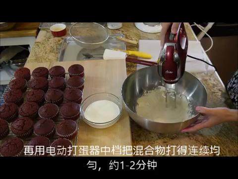 新手无难度版红丝绒纸杯蛋糕 奶油霜配方2(手执电动打蛋器),中档打发到连续均匀,约1-2分钟,清理四壁