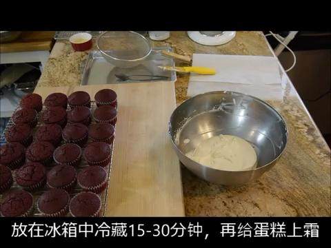 新手无难度版红丝绒纸杯蛋糕 奶油霜配方2(手执电动打蛋器),冷藏15-30分钟