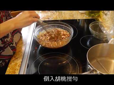 星巴克迷你胡桃塔part2 胡桃塔芯,继续水浴加热,边搅拌边加热至55摄氏度,取出,加入胡桃仁搅匀