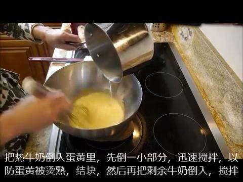 一起来做法式奶油 French buttercream,热牛奶先倒一小部分迅速搅拌,再把剩余部分倒入搅拌