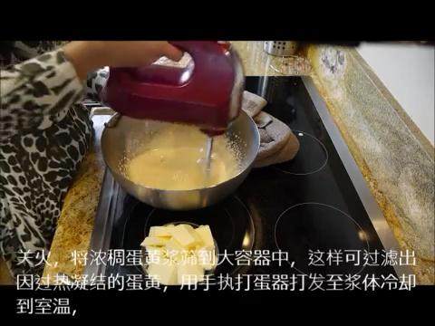 一起来做法式奶油 French buttercream,关火,将蛋黄浆过筛,用打蛋器打发至浆体冷却到室温