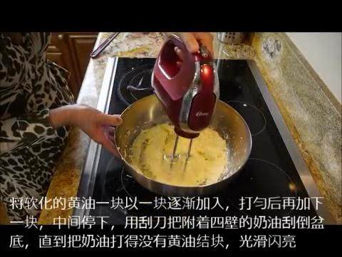 一起来做法式奶油 French buttercream,软化的<a style='color:red;display:inline-block;' href='/shicai/ 887'>黄油</a>逐块加入,搅拌均匀再加下一块。中间清理容器。打到奶油光滑闪亮