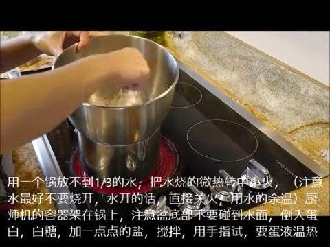 一起来做意式奶油,锅中放不到三分之一的水,微热转中小火,不要烧开。水浴加热蛋白、<a style='color:red;display:inline-block;' href='/shicai/ 3729'>白糖</a>、少许盐,搅拌,保持温热(不超过43摄氏度)。2-3分钟后关火停止加热。