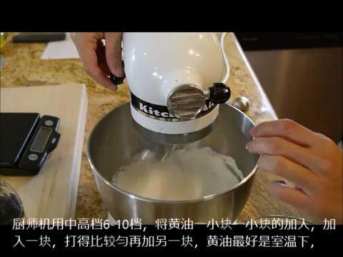 一起来做意式奶油,继续中高档打发,一小块一小块地加入室温下软化的<a style='color:red;display:inline-block;' href='/shicai/ 887'>黄油</a>