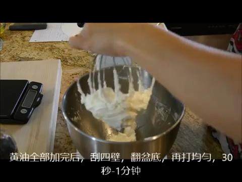 一起来做意式奶油,刮四壁,翻盆底,打均匀,0.5-1分钟左右
