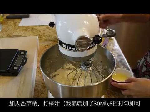 一起来做意式奶油,加入<a style='color:red;display:inline-block;' href='/shicai/ 780'>香草精</a>、<a style='color:red;display:inline-block;' href='/shicai/ 919'>柠檬汁</a>，6档打匀即可