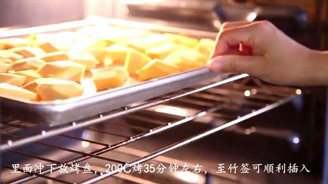 自制新鲜南瓜泥,靠瓤的一面向下装入烤盘,200摄氏度烤35分钟左右至竹签可以顺利插入