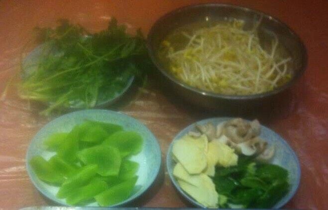 农夫烤鱼,把配料清洗干净,切块。