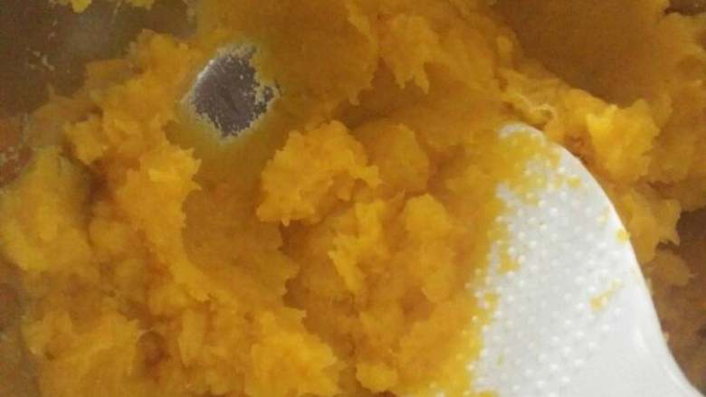 初恋的味道-芋圆红糖冰,煮熟的红薯捣烂,一定要很烂,不然会有纤维,最后吃起来会很粗糙,不怕麻烦可以多过几遍筛。