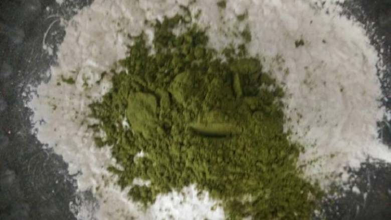 初恋的味道-芋圆红糖冰,抹茶粉与适量木薯粉混匀,这个用来做绿色的芋圆。