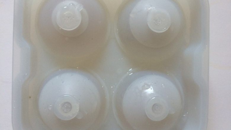 水信玄饼,盖上模具另一半,通过漏斗注入白凉粉水,大约八分满