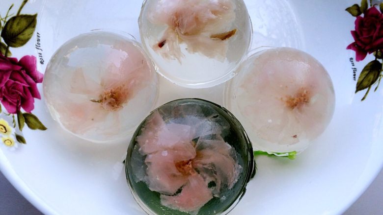 水信玄饼,将凝结成型的水信玄饼反扣出,晶莹透亮,看着就食欲大增!
