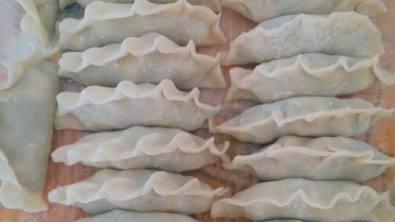 韮菜鸡蛋饺,把馅包到里面,把口捏好,可以根据个人爱好包成不同形状。