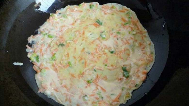胡萝卜煎饼,放油,倒入锅中