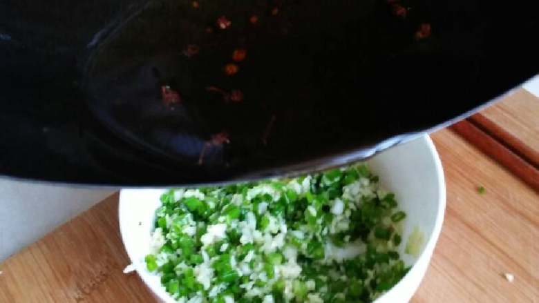 葱油鸡块,炒锅烧热放油,葱段,花椒炒至香味出来把由到入葱姜末碗拌匀