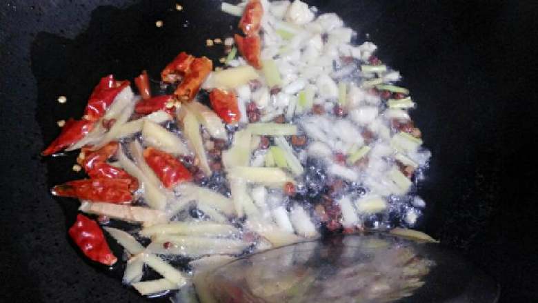 青椒爆炒鸡爪,热锅凉油,葱姜蒜,花椒,辣椒