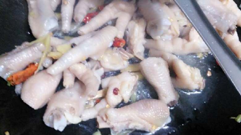 青椒爆炒鸡爪,爆炒鸡爪,放入料酒,白糖