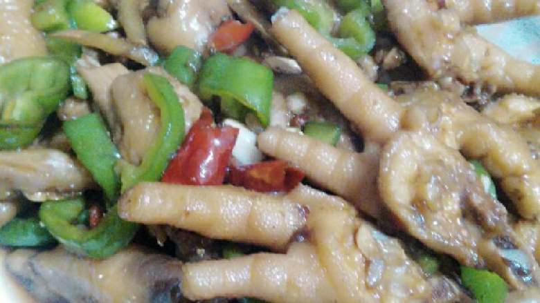 青椒爆炒鸡爪,炒熟,加入青椒,蒜蓉,鸡精,出锅