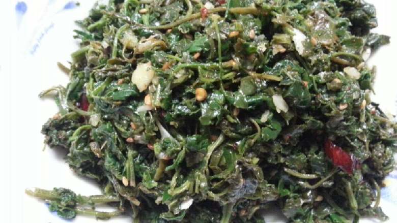 凉拌灰灰菜,盛装好的灰灰菜中放入姜丝 干辣片 蒜泥 芝麻,热油,徐徐浇在姜丝之上。最后,入香油 鸡精 麻辣油,充分搅拌,盛盘。(也可以加入米醋,口味依然很好)