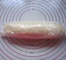 油条,醒十分钟后,将面团整形成长方体,用保鲜膜包好放入冰箱冷藏过夜(不低于2小时)。