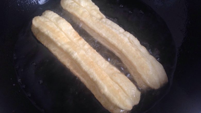 油条,炸至金黄色捞出沥干油即可食用,外脆里嫩。