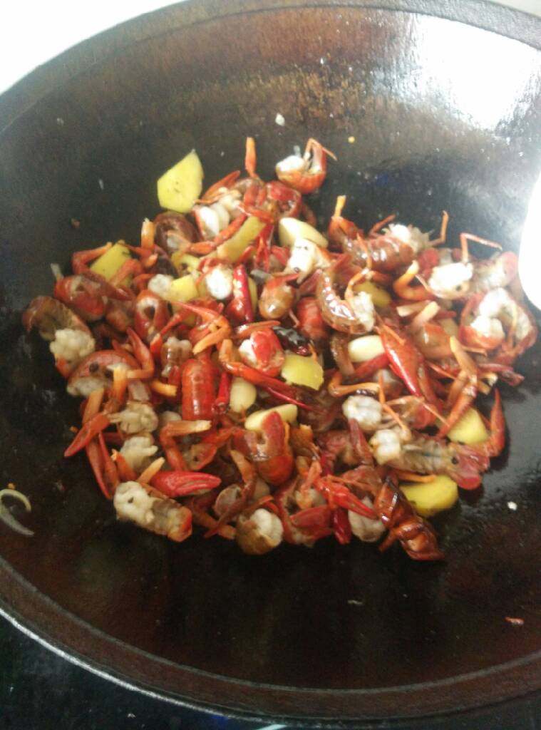 麻辣龙虾球,只剩钳子和尾巴 锅中热油 倒入洗净龙虾球。炒 炒到没有油滋