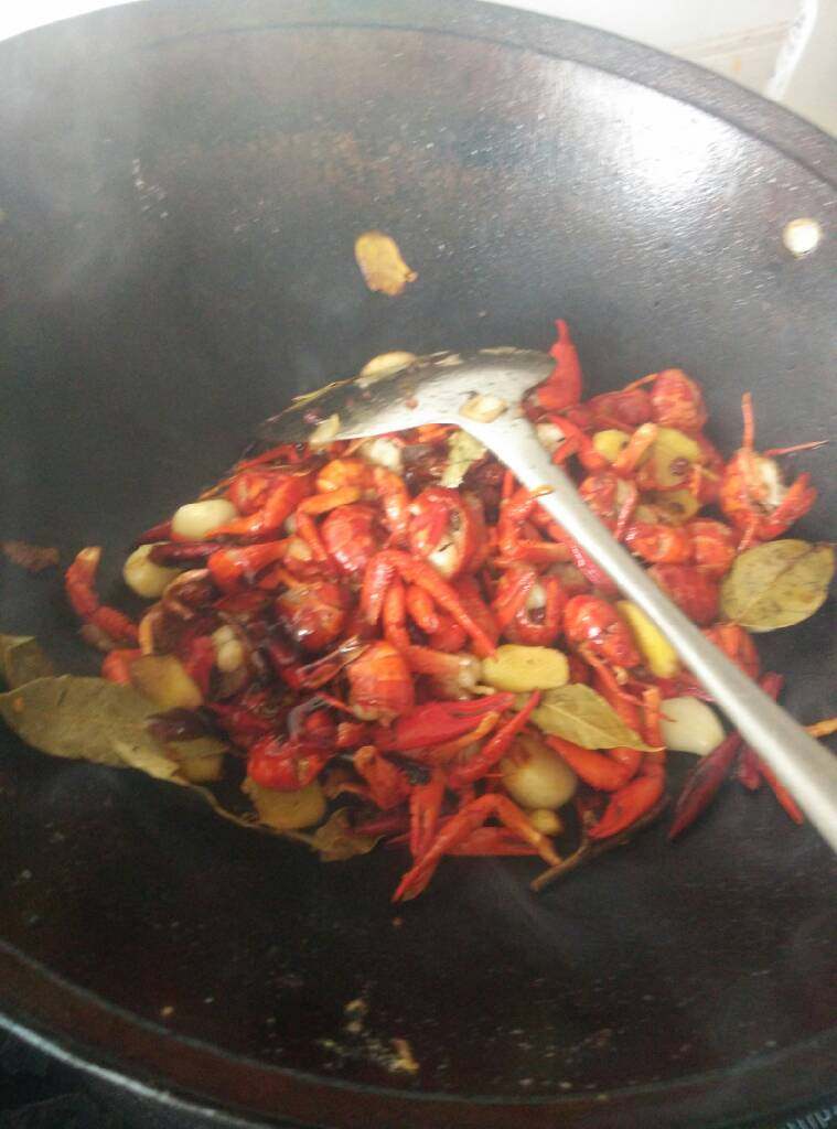 麻辣龙虾球,料酒一点 <a style='color:red;display:inline-block;' href='/shicai/ 762'>老抽</a>一勺 耗油一点 入锅炒啊