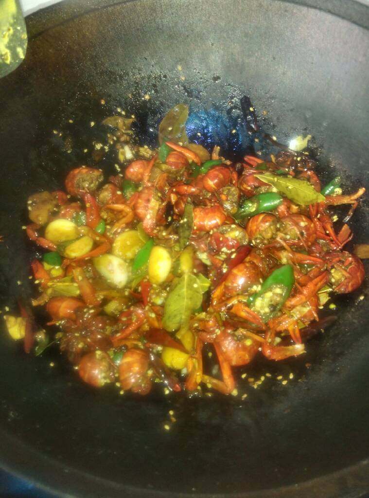麻辣龙虾球,开闪光灯拍的 小火加些芝麻出锅。
