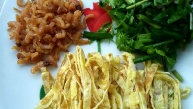 #野生白根菜,三鲜馅馄饨#,另外准备馄饨汤食材,做鸡蛋饼切成丝,韭菜,香菜,切成小段,海米洗干净备用,烧开水,把上面食材放在盘里,等馄饨煮好了,在把提前烧开水到馄饨盘里就可以了,一盘,味道鲜美的野生菜,三鲜馅馄饨可以吃喽😍😍😍