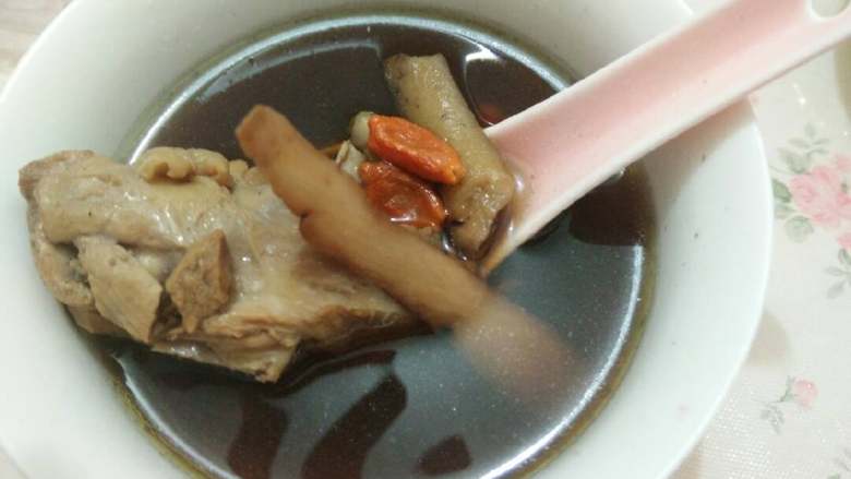 四物鸡汤,把<a style='color:red;display:inline-block;' href='/shicai/ 107'>鸡</a>肉洗干净