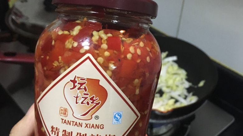 酸辣大白菜,秘诀秘诀秘诀来啦。加这个然后加盐和醋,炒熟出锅。
